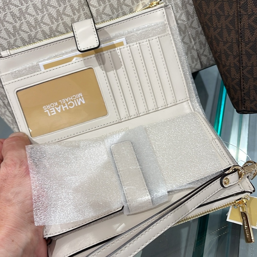 MICHAEL KORS JST LG DOUBLE ZIP WRISTLET WALLET PHONE HOLDER 
Light Cream 
NWT - Picture 14 of 16